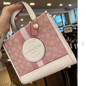 Coach Dempsey Tote 22 in Signature Jacquard With Stripe and Coach Patch Gldchkpk